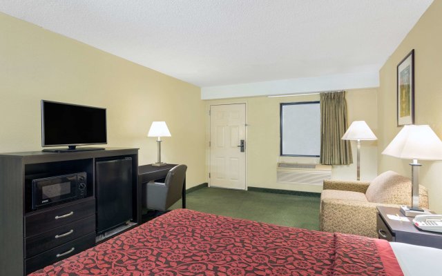 Days Inn & Suites by Wyndham Columbia Airport