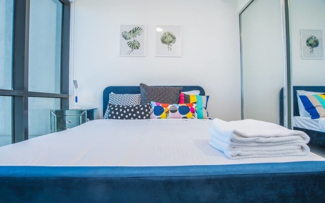 Minimalism Modern Apartment With Water View – Guest Rooms – Sydney