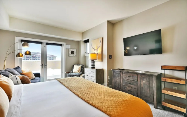 Your own balcony, full kitchen in Canyons Village by RedAwning