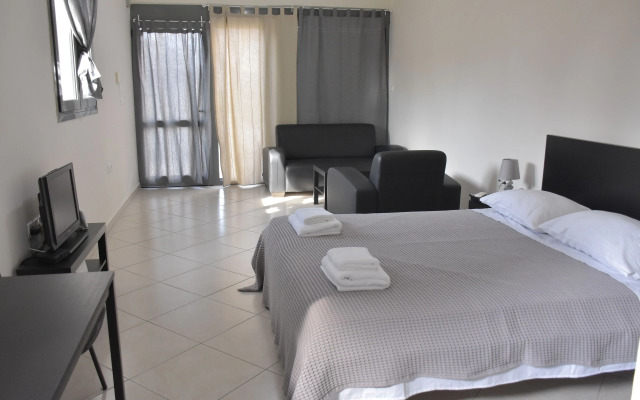 AVR Airport Deluxe Suites 4