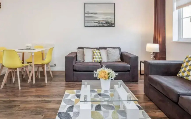 2 Bed Apartment Sleeps 5 - Wifi, Free Parking