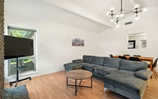 Quiet 4 Bedroom Home Located off Sola