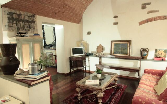 Domus Giorgio Authentic 1600's apt with Stunning Garden and Rooftop