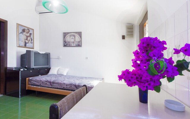 7 Olives Apartments