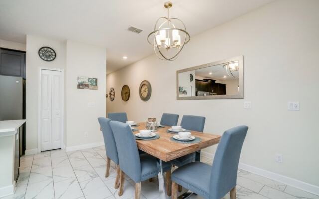 1566plunker 4 Bedroom Townhouse by RedAwning