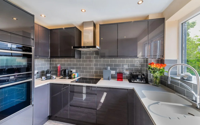 Charming 2-bed Apartment in Windsor - Free Parking