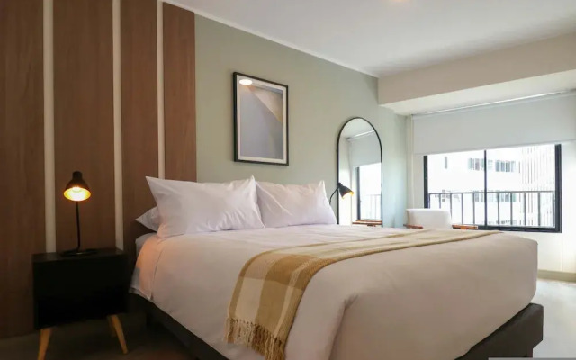 w Grandiose 1BR w Great Balcony in San Isidro