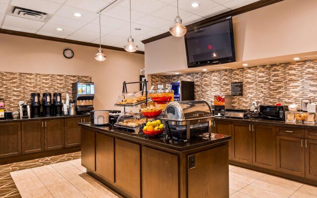 Best Western Plus Pitt Meadows Inn & Suites