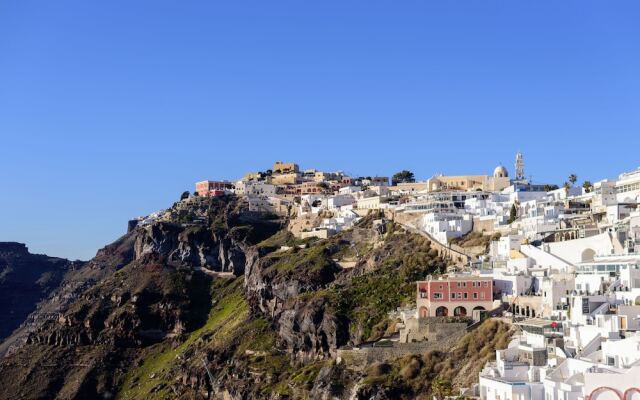 Firalia, Casa In Rock Suites