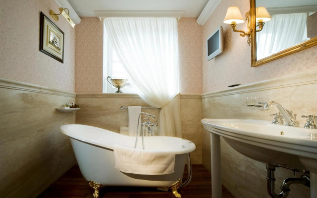 IMPERIAL Hotel & Restaurant