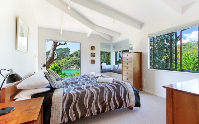 Beachfront Enclosure Bay – Guest Rooms – Palm Beach