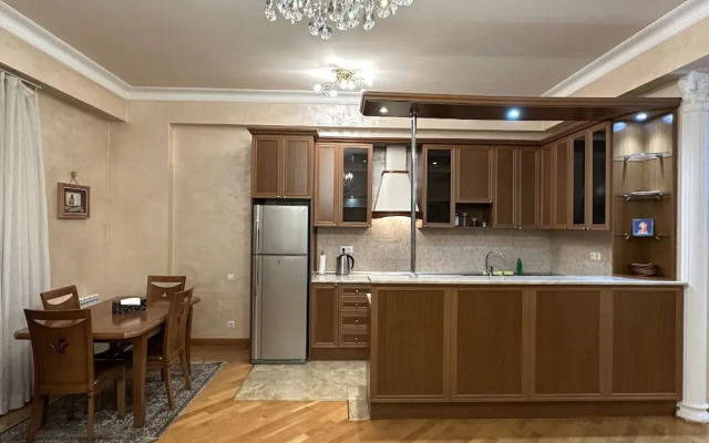 Apartment by Luxe Group DI888