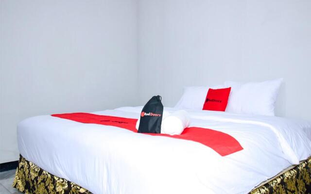 RedDoorz Plus near Mall Kelapa Gading