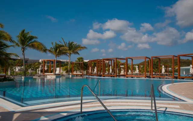 Gran Muthu Almirante Beach