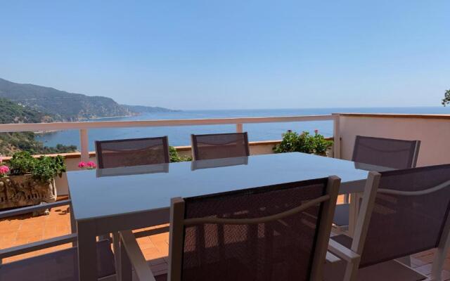 ⭑ Terrace + Sea views + Private Beach. What else? ⭑