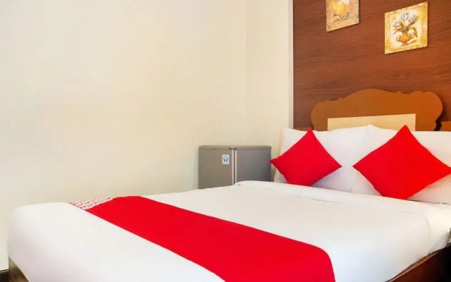 OYO 153 Monclaire Suites