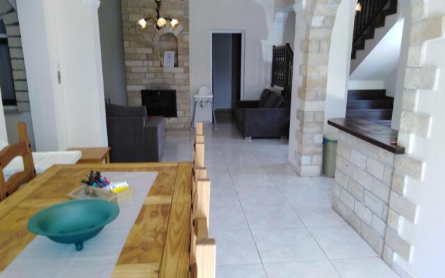 "lovely six Bedroom Villa in Coral Bay ."