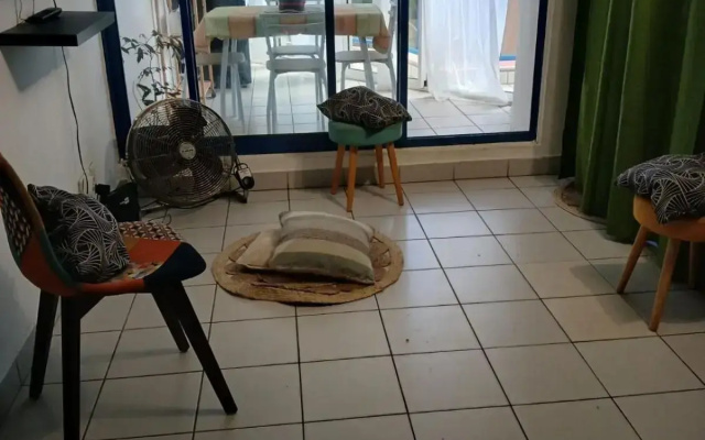 blue and yellow, appartement au calme, avec piscine, WIFI