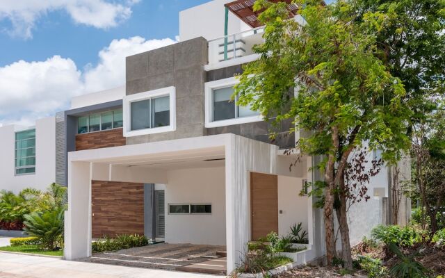 House in Cancun Near to the Airport, in a Family Neighborhood