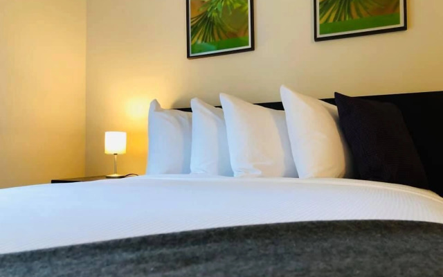 Oberge Inn  Riverside guest room in Val-David village with free parking