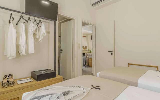 NIKKON LUXURY LIVING is a luxury private villa, in top of the sea.Enjoy LUXURY.