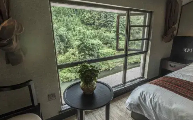 Longji Longbao Zhuangjia Hotel