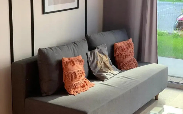 Uroczy apartament z ogródkiem