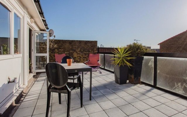 2 Bedroom Flat in Whitechapel with Large Balcony