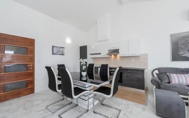 Beautiful penthouse for 8 close to city center