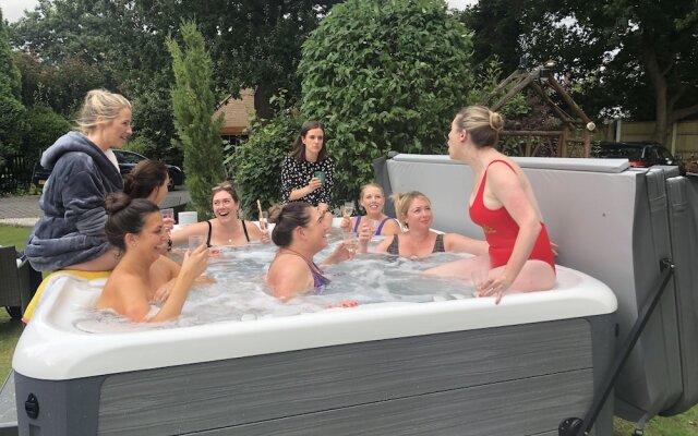 Immaculate 4-bed Apartment in Bournemouth & spa