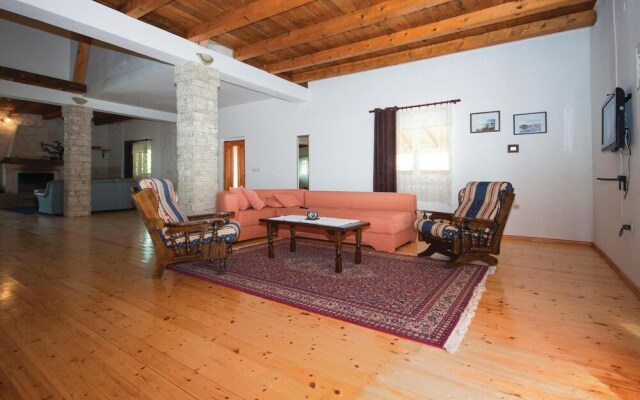 Amazing Home in Lozovac with Hot Tub, WiFi & 4 Bedrooms
