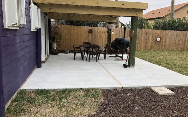 The Purple House - Four Bedroom Home