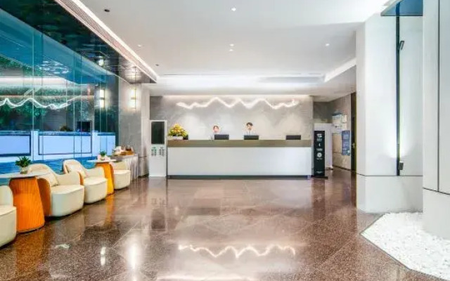 Rezen Longhh Hotel (Zhaoqing Seven Star Cave Sports Center)