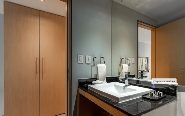 Executive 1BR Oasis With Kitchen & Private Balcony