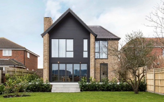 Stylish new Home With Parking - King Beds Garden
