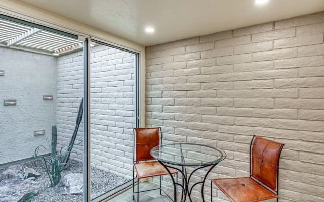 Tucson Townhome w/ Mountain View, Pool Access!