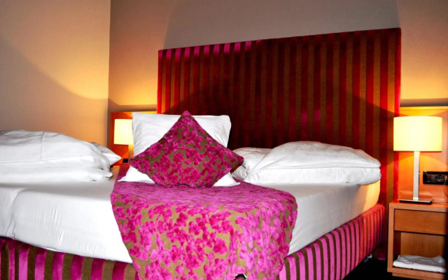 Flora Hotel & Suites