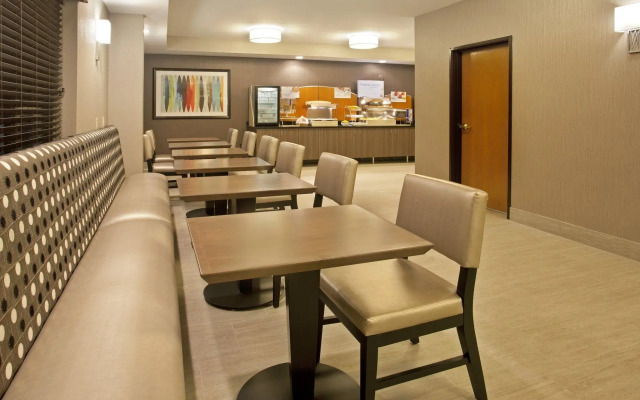 Holiday Inn Express Hotel & Suites Minneapolis-Minnetonka by IHG