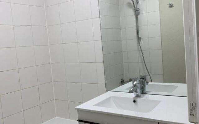 F2 rénové,lumineux avec balcon,parking et piscine