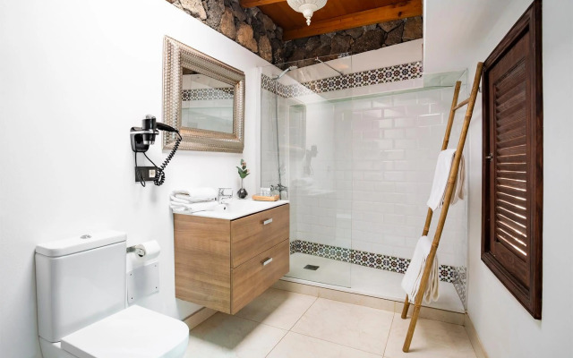 El Charco Suites