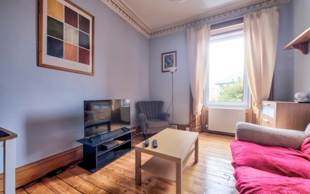 Spacious 1 Bedroom Flat Near Murrayfield Stadium