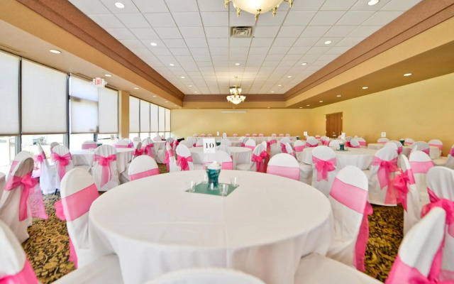 Ramada Hotel & Conference Center by Wyndham Plymouth