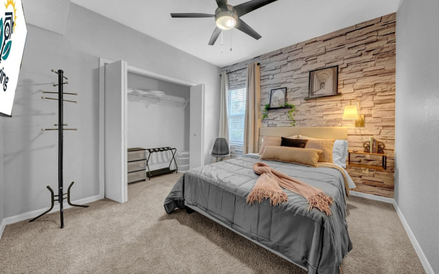 Modern 2BR Pool Gym Pet-friendly 12
