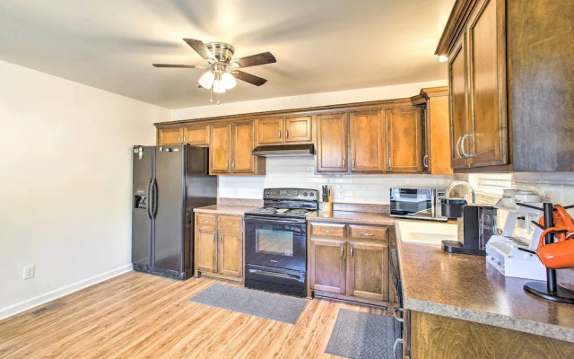 Charming Springfield Escape w/ Furnished Deck