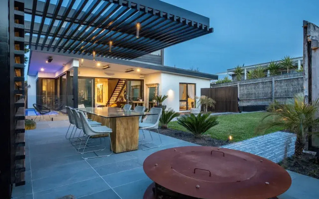 Shambala Dana: Beach and pool