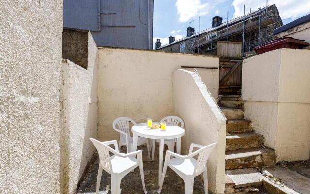 4 Beds Sleeps 6 - Elegance Leisure Stay, Burnley