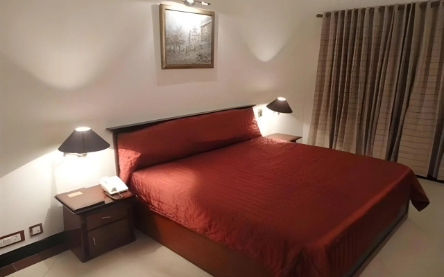 8fold-Pinecrest By LaRiSa, Bhimtal