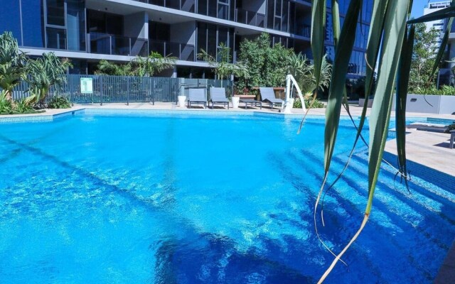 Stylist 2 Bedrooms Apartment With Pool/gym/parking