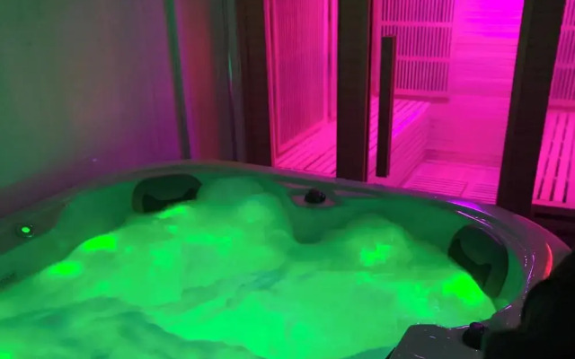Relaxing Getaway With Hot Tub & Sauna Sleeps 6
