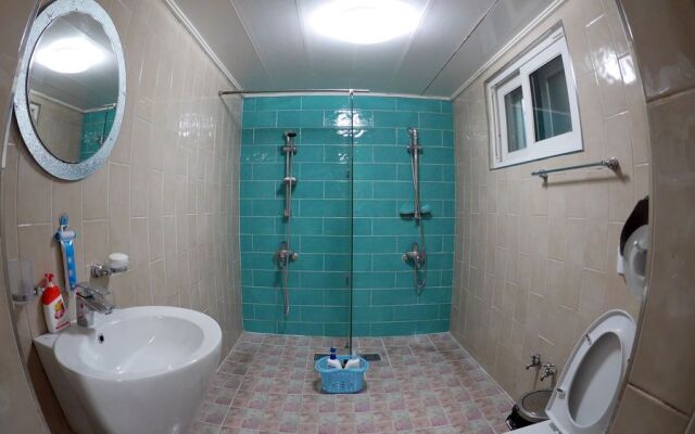 HI Guest House - Hostel